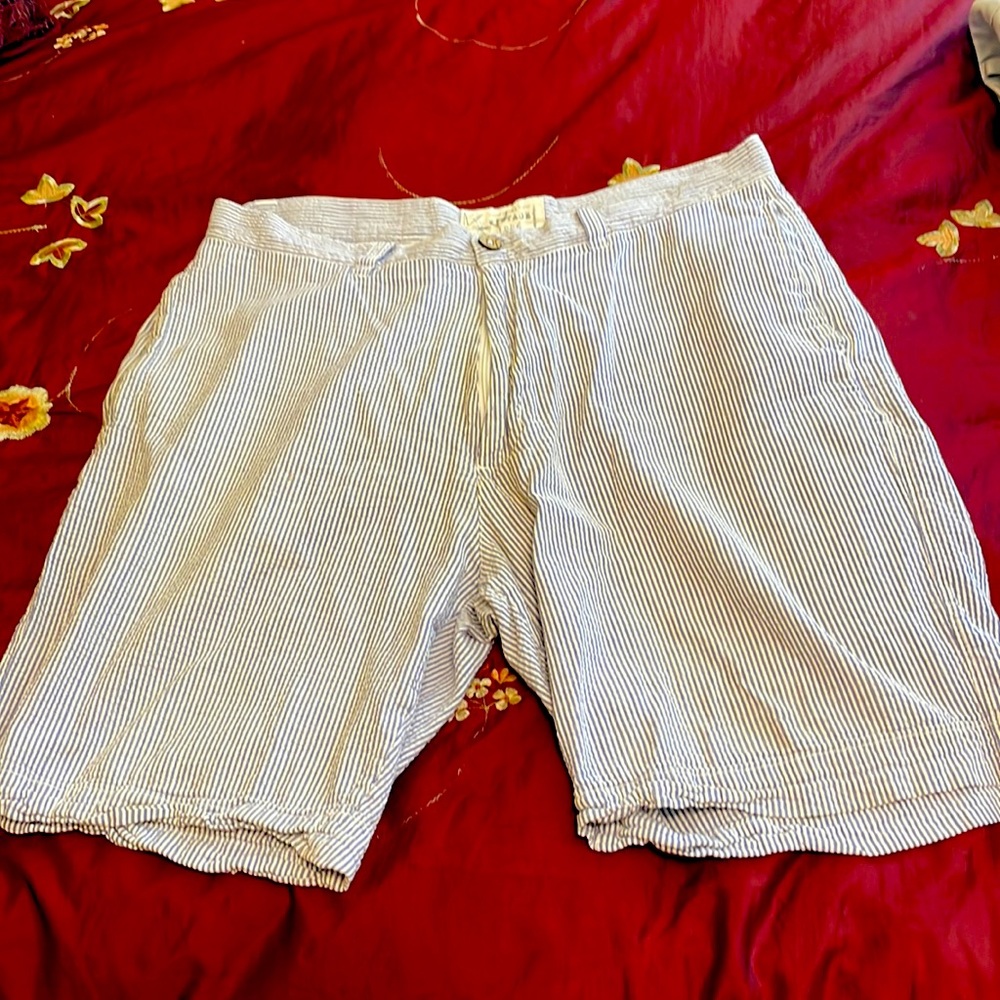 Seersucker men’s shorts. Size 36 blue and white stripes.